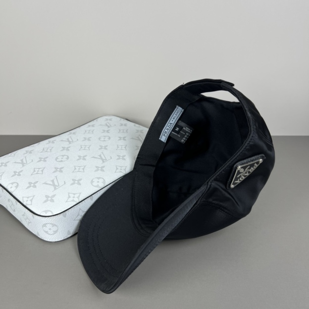プラダ「Prada」クラシック トライアングルロゴ キャップ