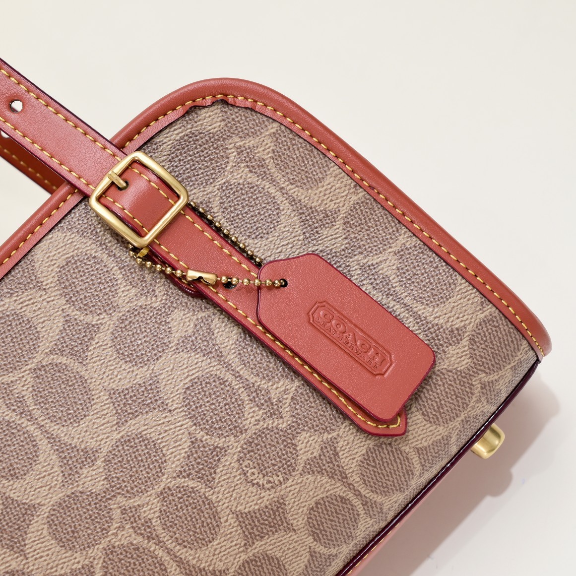 コーチ「Coach」SWING ZIP ショルダーバッグ シルエット