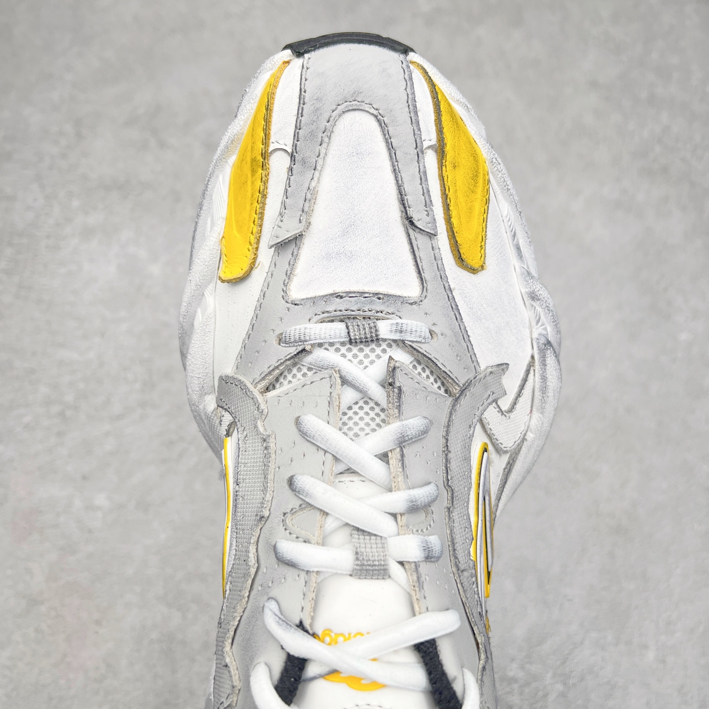 バレンシアガ「Balenciaga」ラウンドつま先のプラットフォームスニーカー