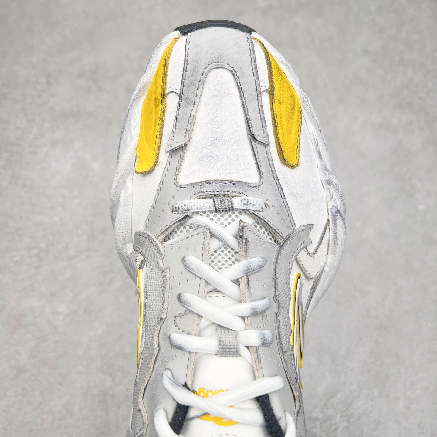 バレンシアガ「Balenciaga」ラウンドつま先のプラットフォームスニーカー