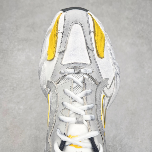 バレンシアガ「Balenciaga」ラウンドつま先のプラットフォームスニーカー