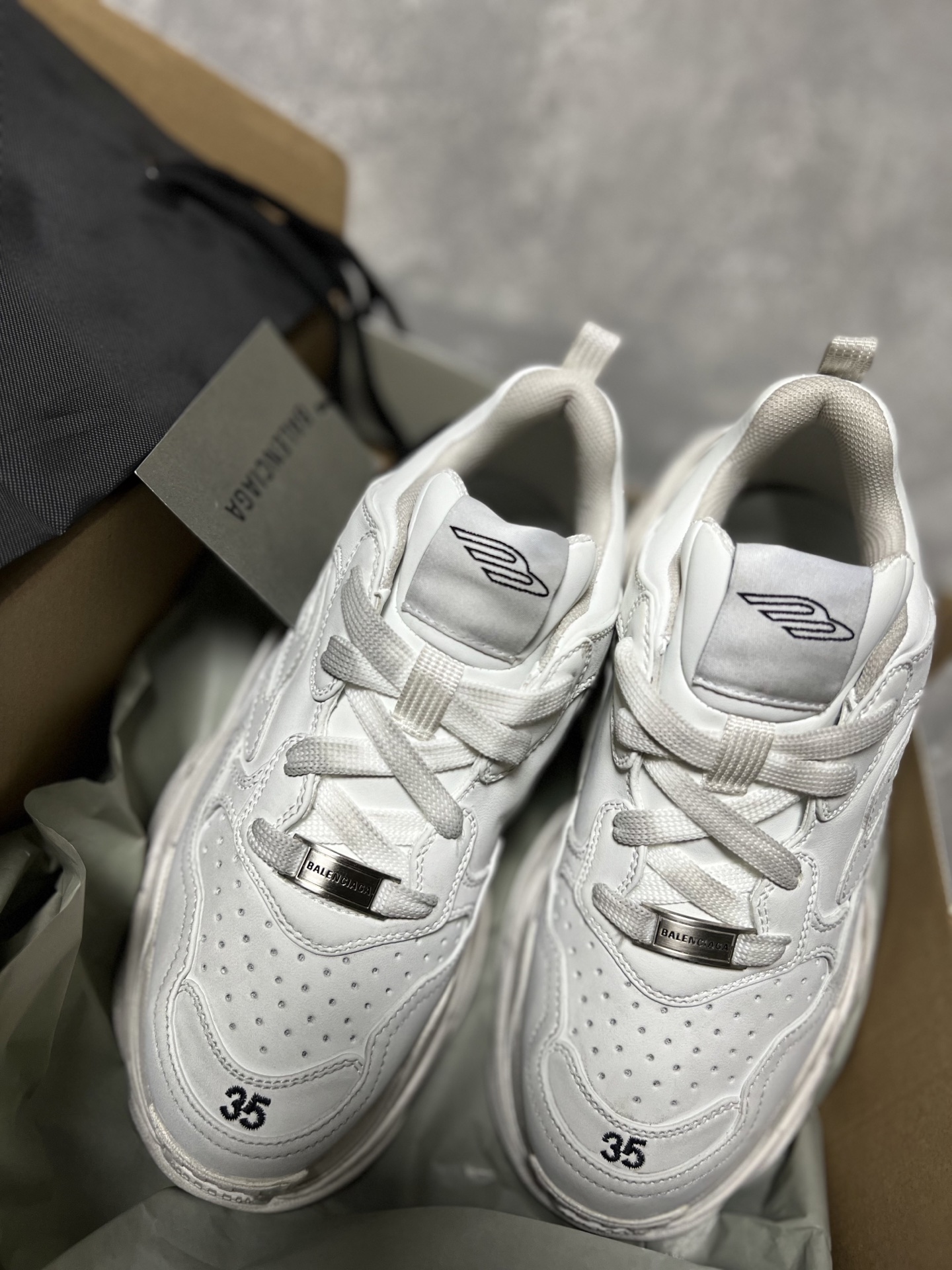 バレンシアガ「Balenciaga」ラウンドつま先のプラットフォームスニーカー