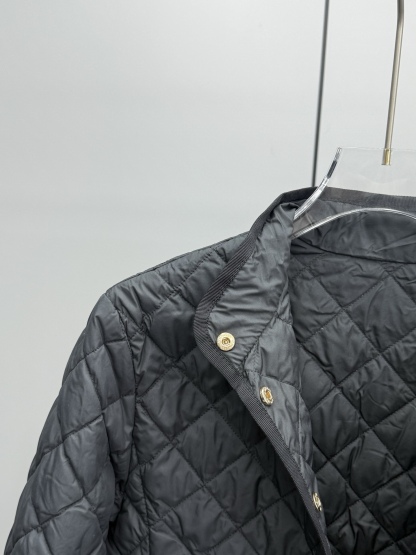 モンクレール「Moncler」ダイヤモンドキルティング スタンドカラー フィットド フレアショート ダウンジャケット