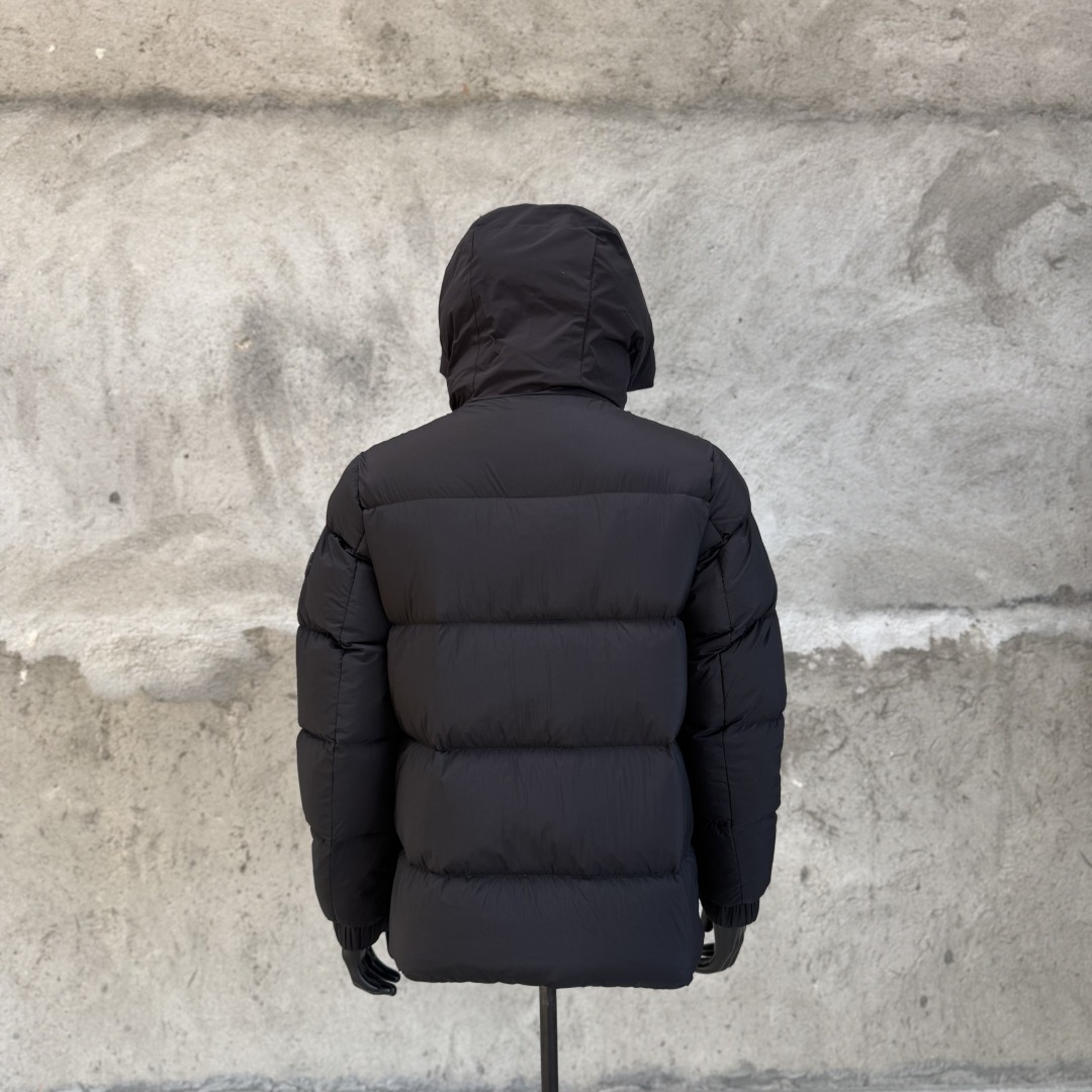 モンクレール「Moncler」 Madeira ブラックラベル ショートダウンジャケット