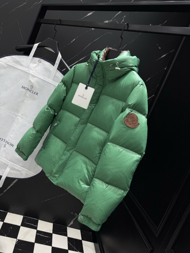 モンクレール「Moncler」フード付きダウンジャケット