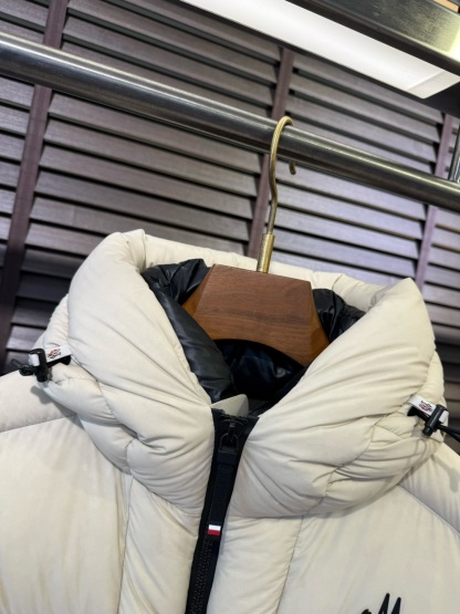 モンクレール「Moncler」フード付きスタンドカラーダウンジャケット