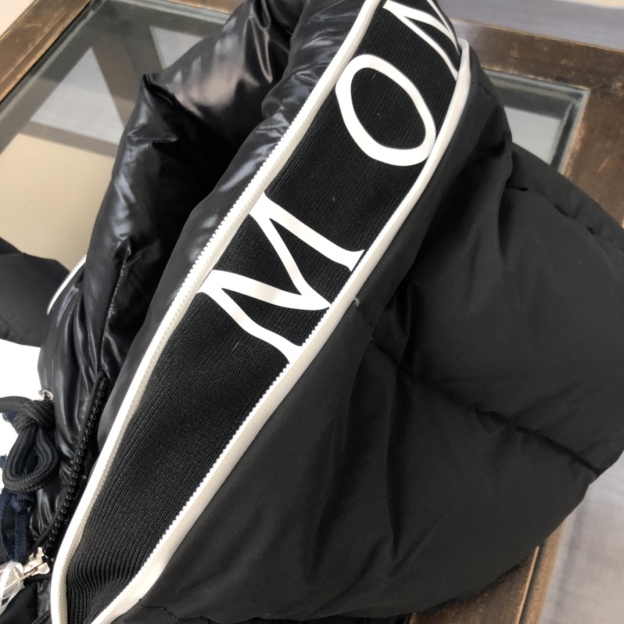モンクレール「Moncler」ダウンジャケット