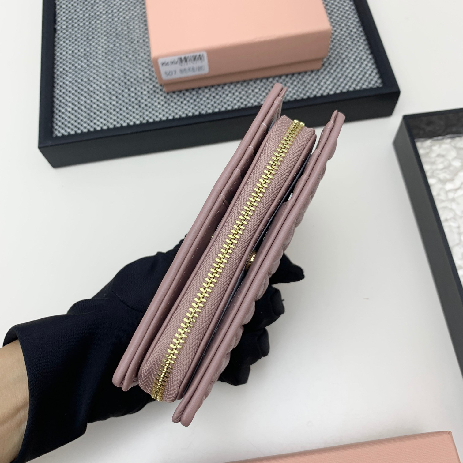 ミュウミュウ「Miu Miu」マテラッセレザー ジップアラウンド 折り財布