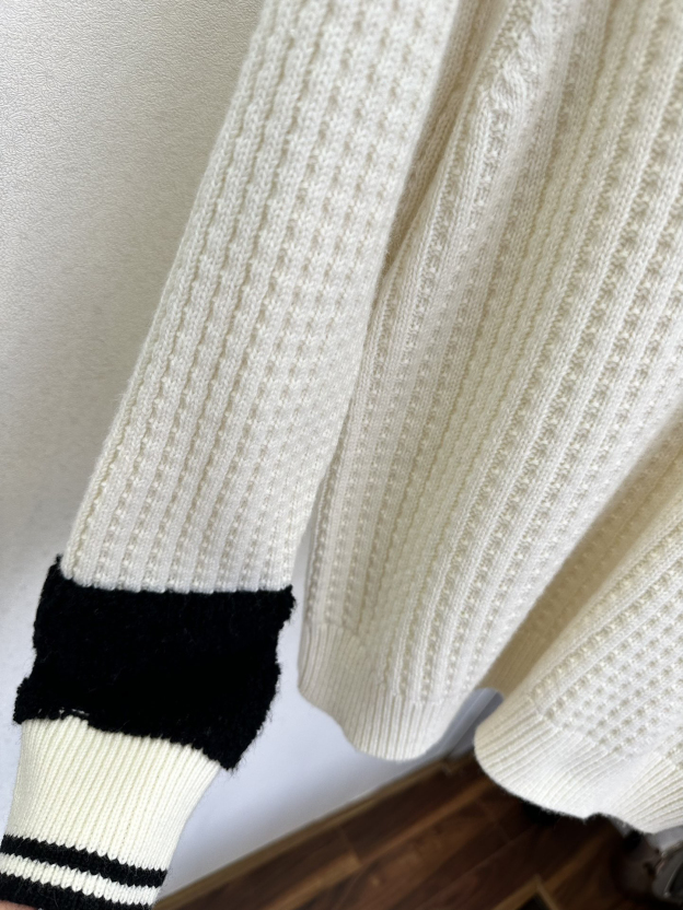 シャネル「Chanel」ブラック＆ホワイト Vネック カシミア ニット