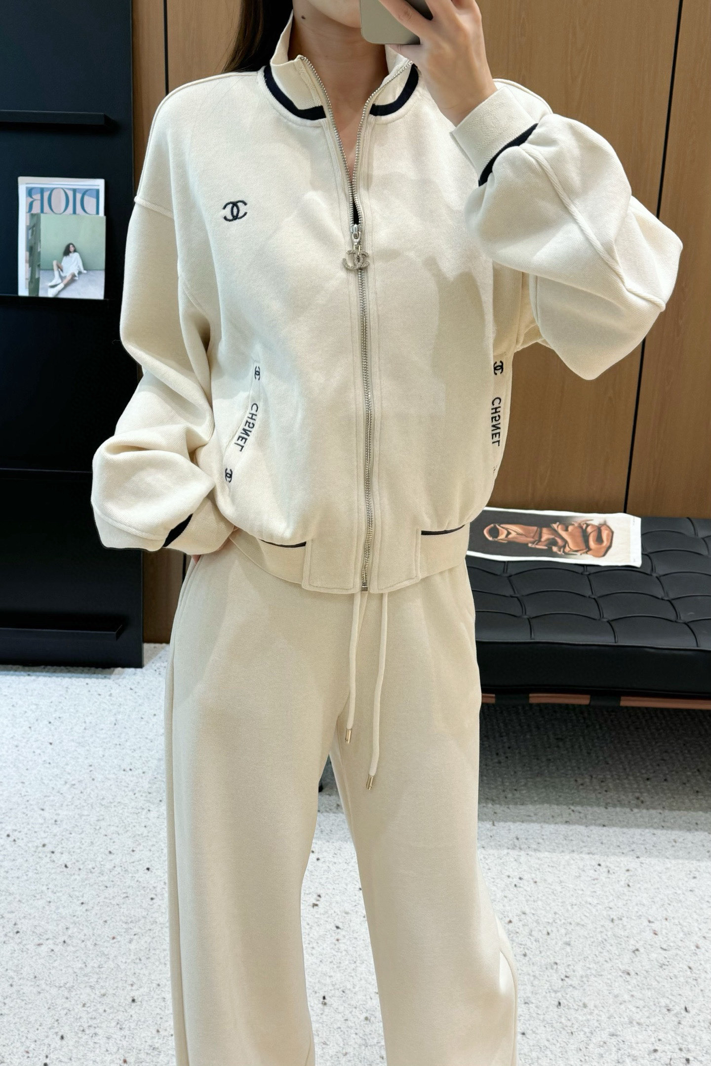 シャネル「Chanel」スタンドカラー ジップアップ パーカ & ドローストリング パンツ セット