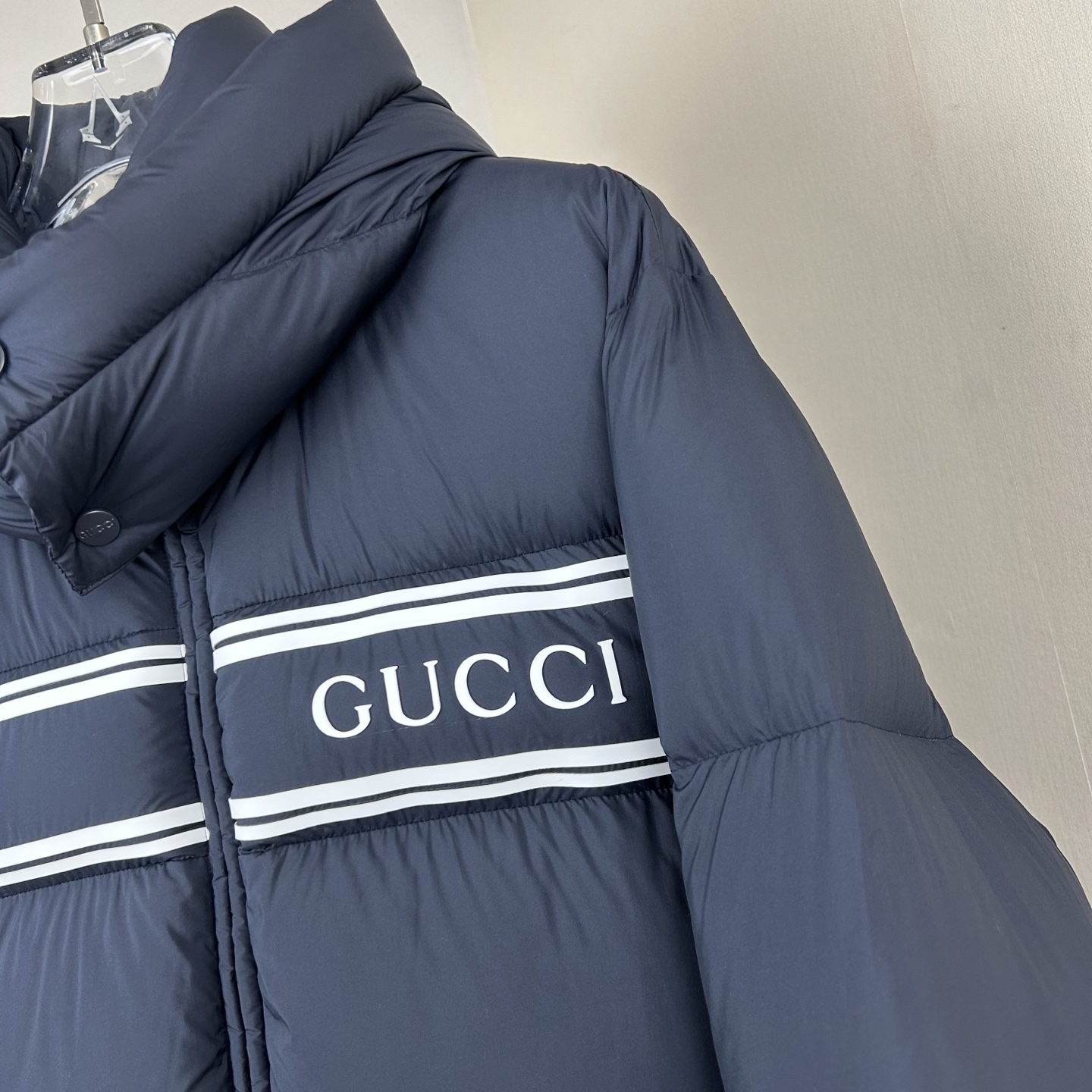 グッチ「Gucci」ストライプ プリント ダウンジャケット