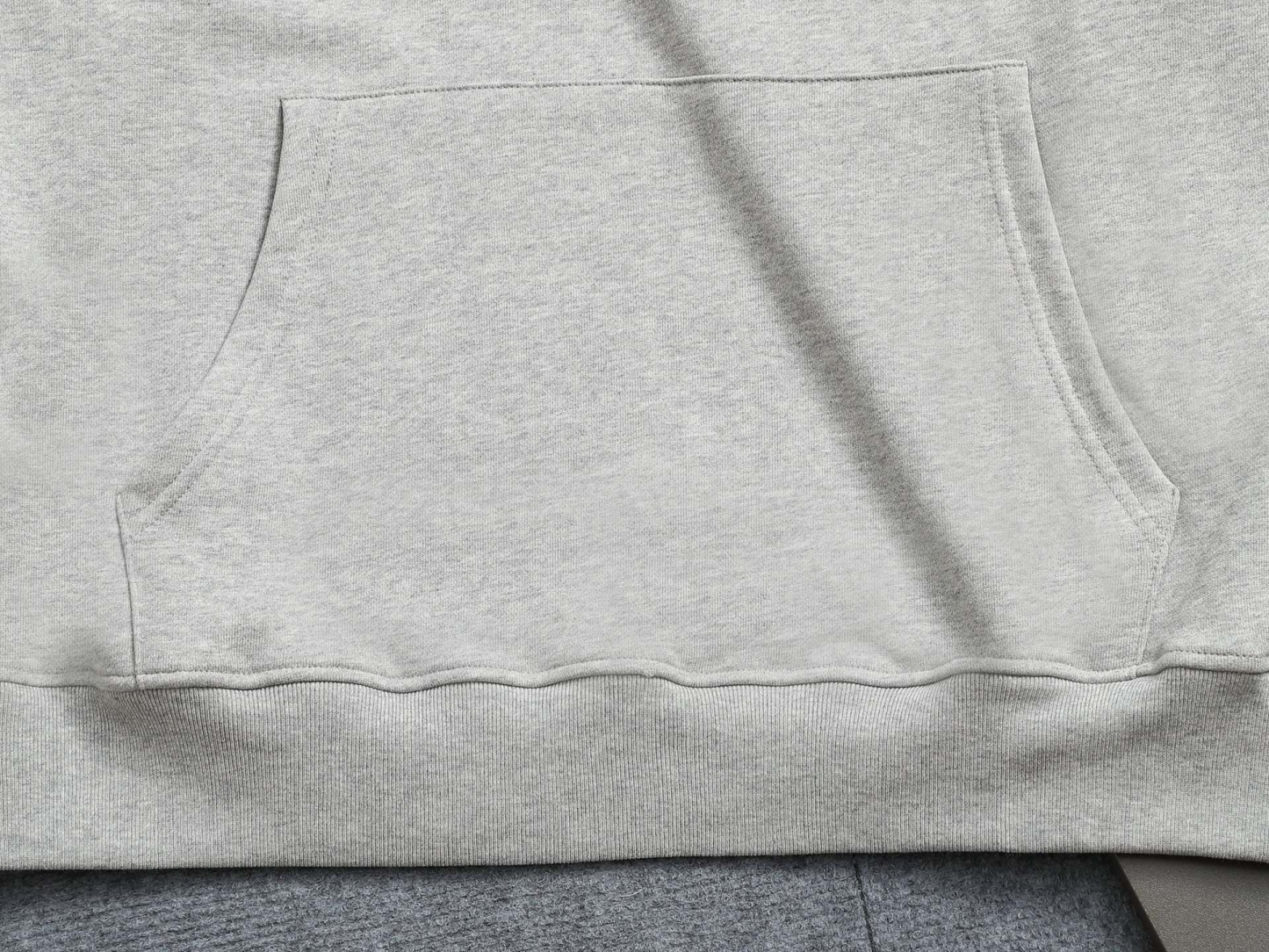 グッチ「Gucci」エンボスロゴ ヴィンテージインスパイアード スウェットシャツ