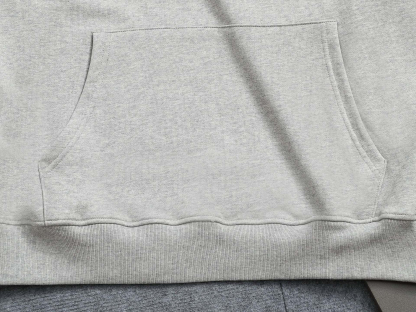 グッチ「Gucci」エンボスロゴ ヴィンテージインスパイアード スウェットシャツ