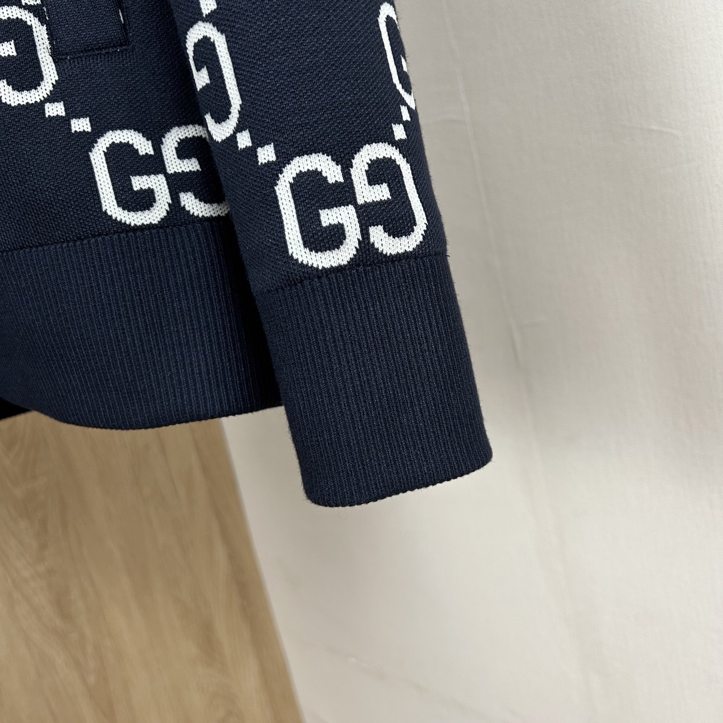 グッチ「Gucci」フルジャカードロゴ スタンドカラー ジップフロント ニットジャケット