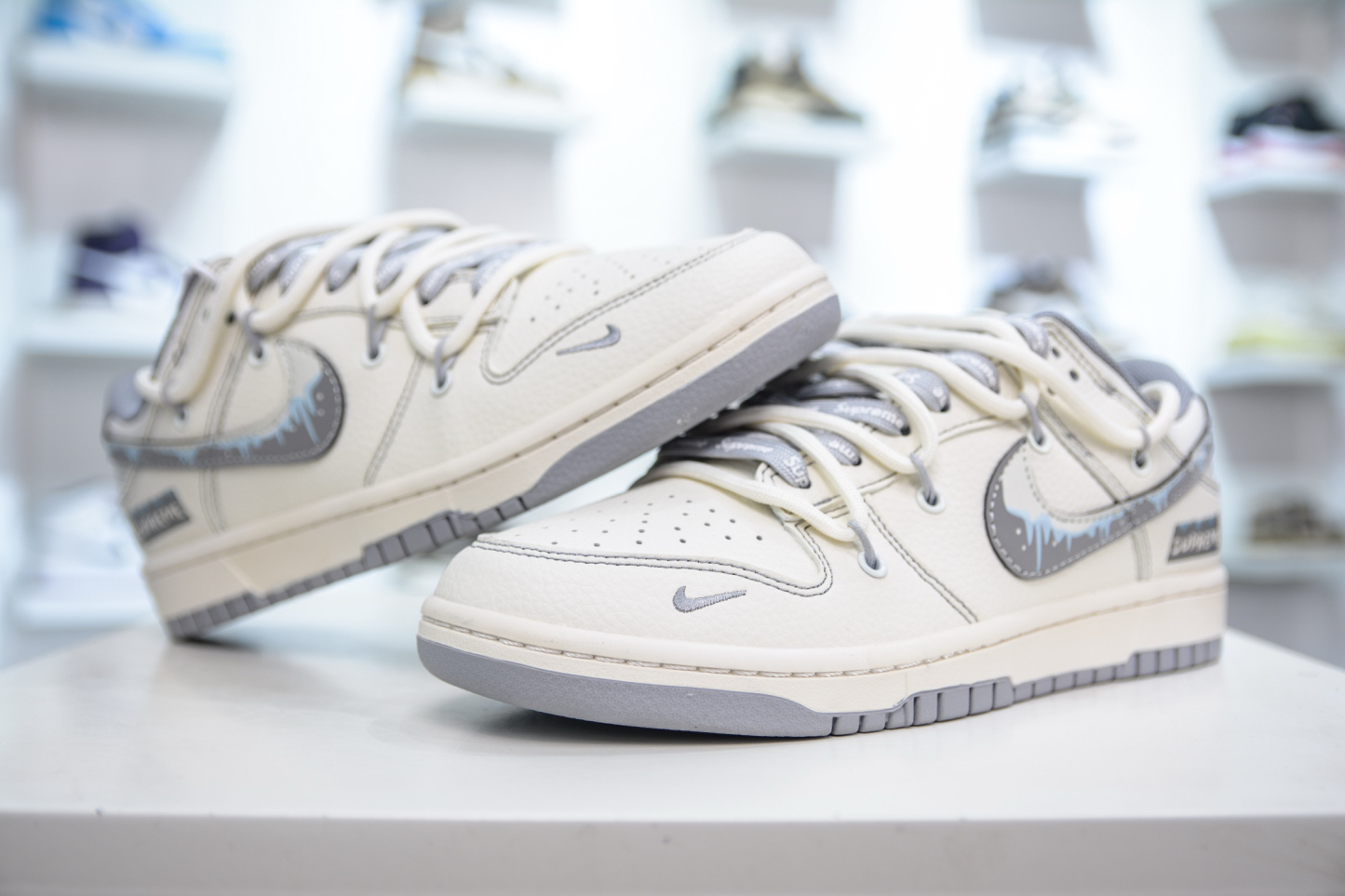 「コラボモデル」Supreme x Nike "ホワイト/グレー" スケートボードシューズ