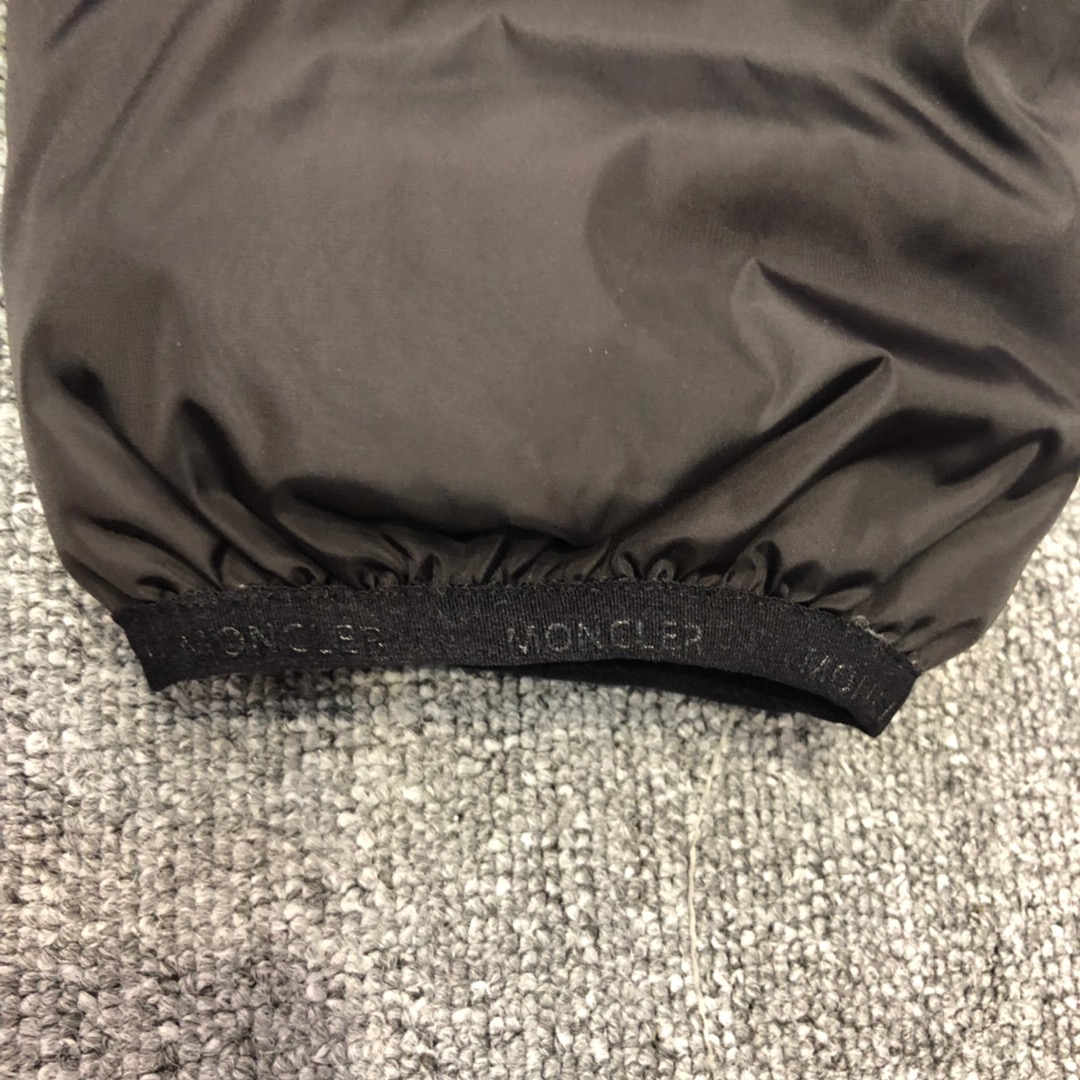 モンクレール「Moncler」刺繍ロゴ フード付きダウンジャケット