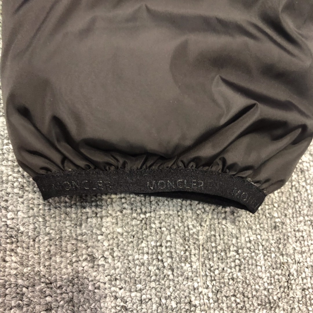 モンクレール「Moncler」刺繍ロゴ フード付きダウンジャケット