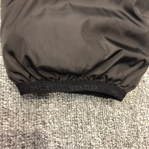 モンクレール「Moncler」刺繍ロゴ フード付きダウンジャケット