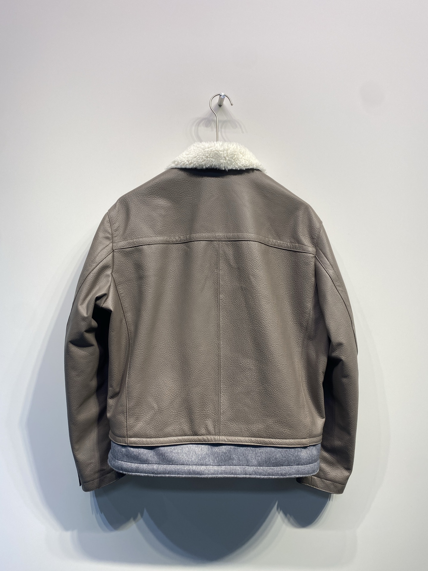 エルメス「Hermès」2025 オートン/ウィンター レザー ジャケット イン エトウープ