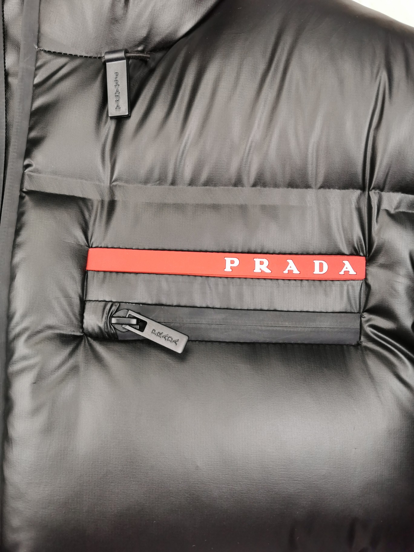 プラダ「Prada」フード付き ショート ダウンジャケット