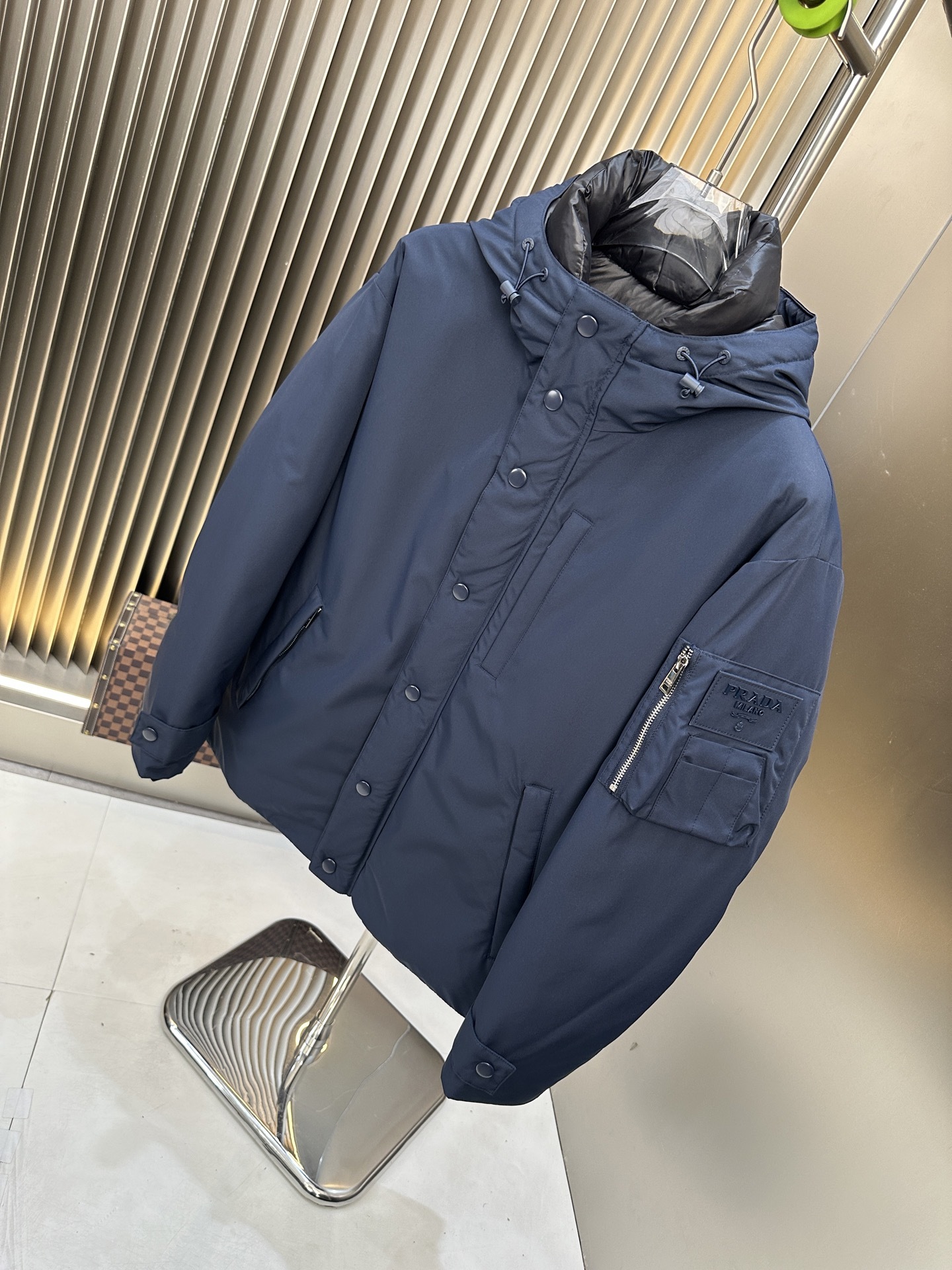 プラダ「Prada」リニューサブル ナイロン ダウンジャケット