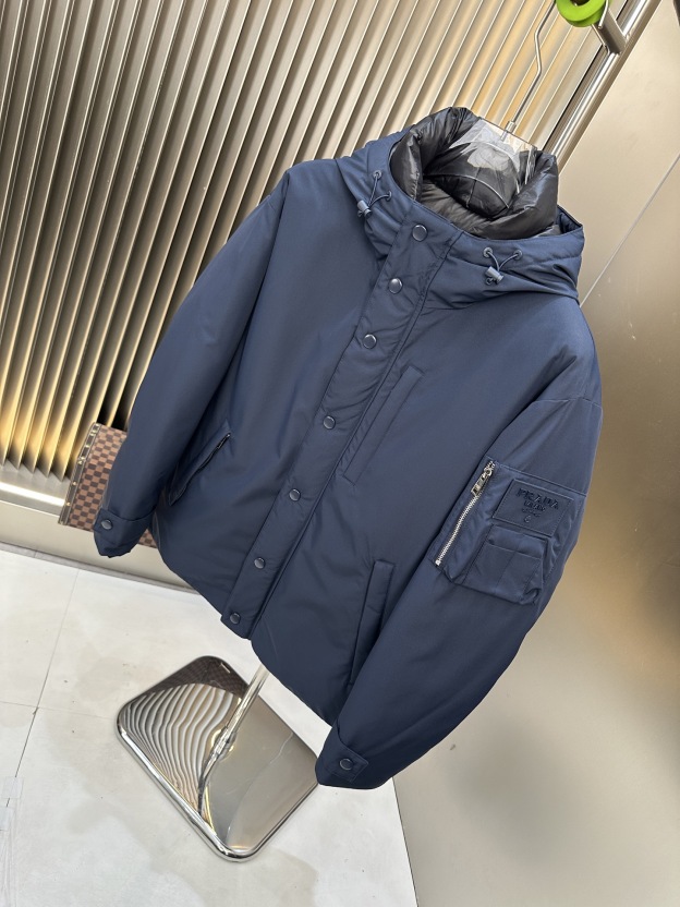 プラダ「Prada」リニューサブル ナイロン ダウンジャケット