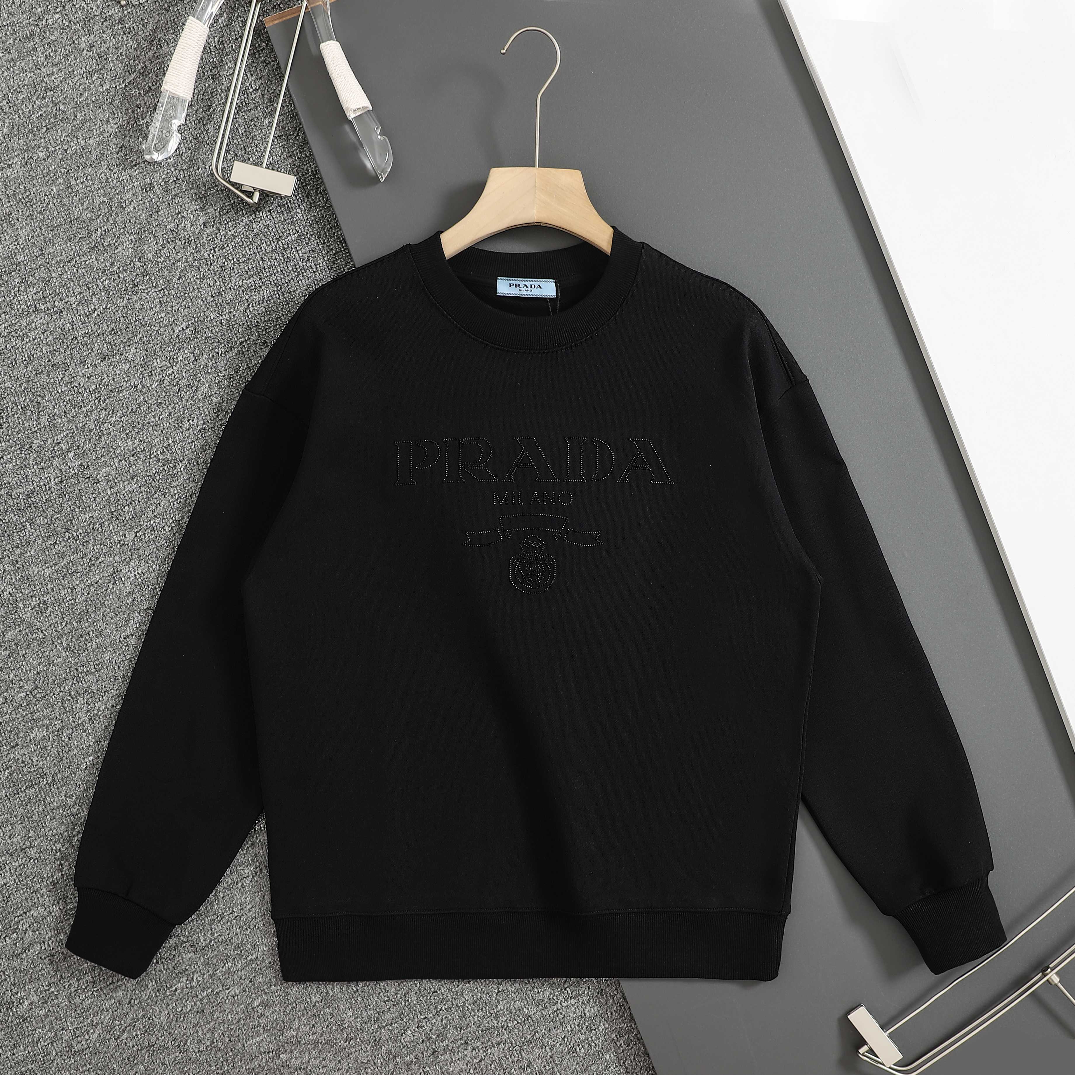 プラダ「Prada」ユニセックス クルーネック スウェットシャツ
