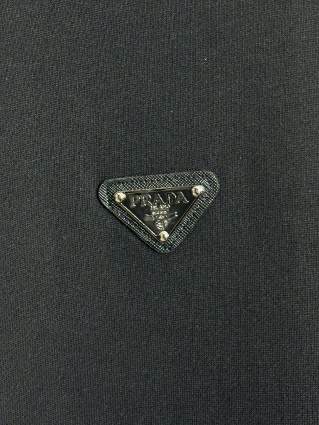 プラダ「Prada」トライアングル ロゴ クルーネック スウェットシャツ