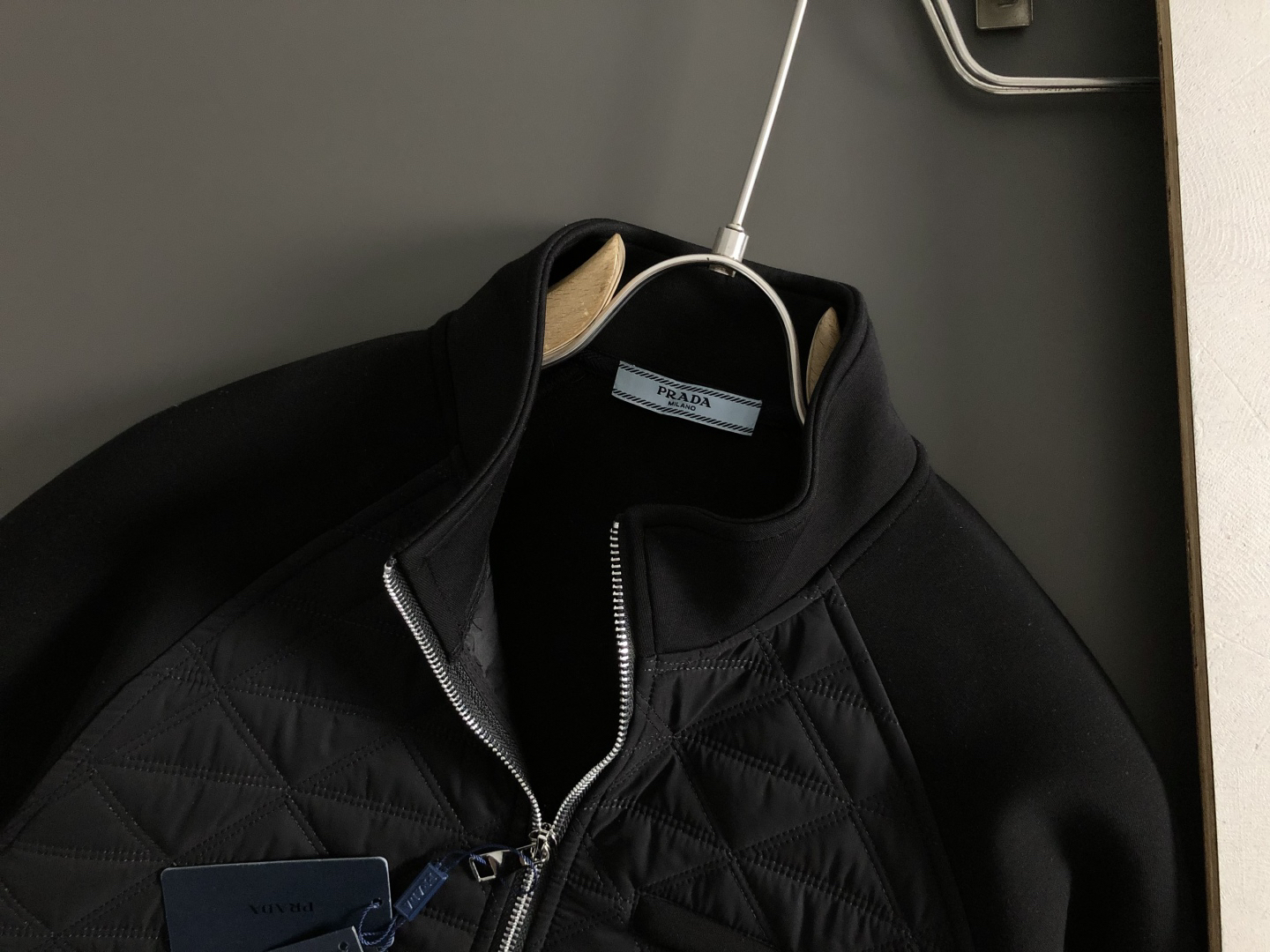 プラダ「Prada」トライアングル ジップポケット スウェットシャツ