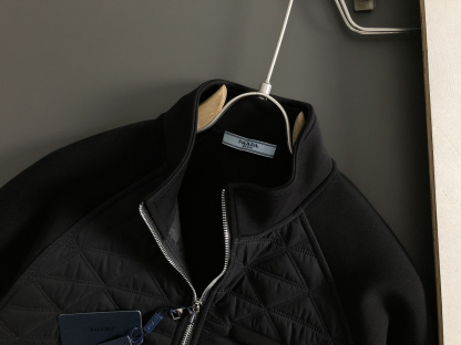 プラダ「Prada」トライアングル ジップポケット スウェットシャツ