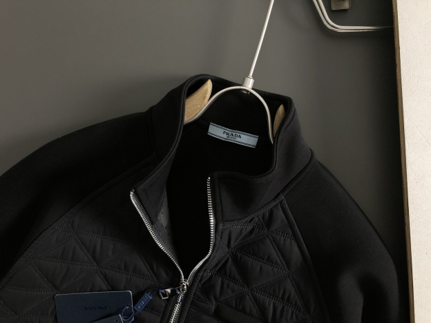 プラダ「Prada」トライアングル ジップポケット スウェットシャツ