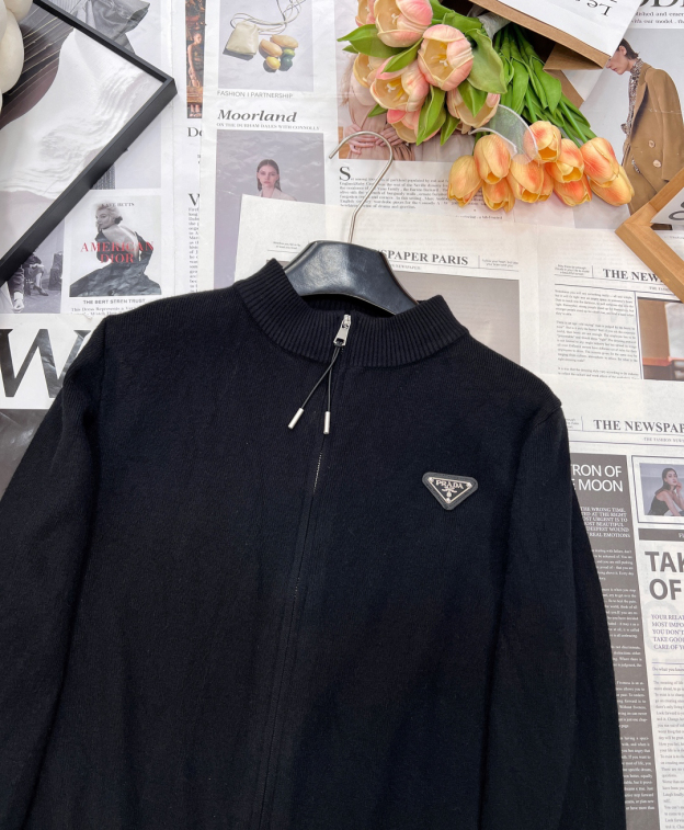 プラダ「Prada」ジップ フード ニット ジャケット