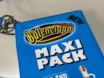 バレンシアガ「Balenciaga」CHIPS スマホポーチ