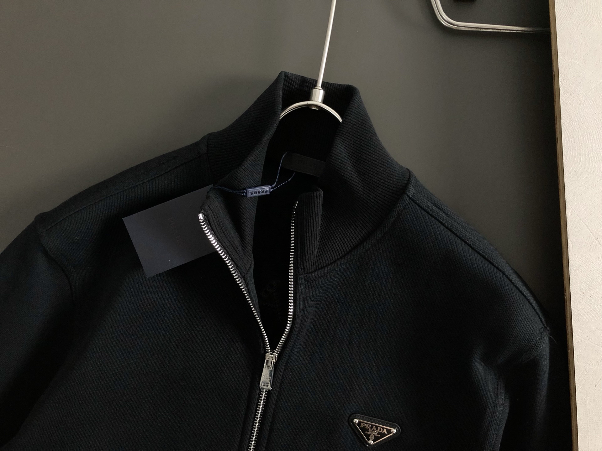 プラダ「Prada」メタル トライアングル ロゴ スタンドカラー ジャケット