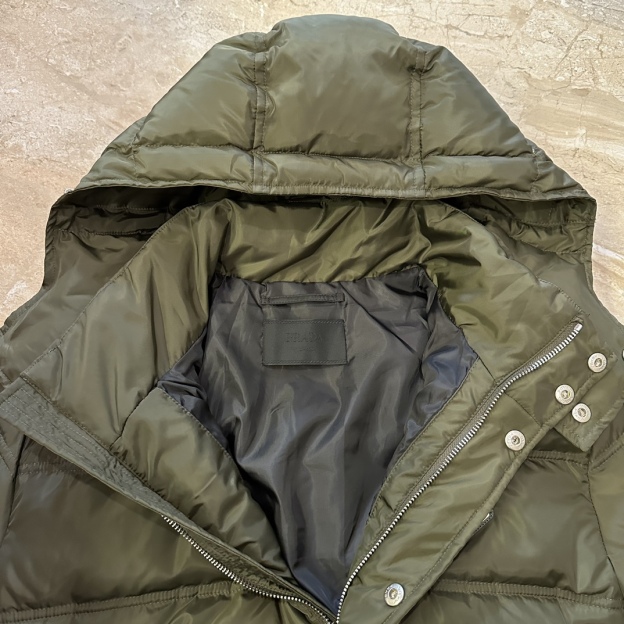 プラダ「Prada」フード付き ダウンジャケット