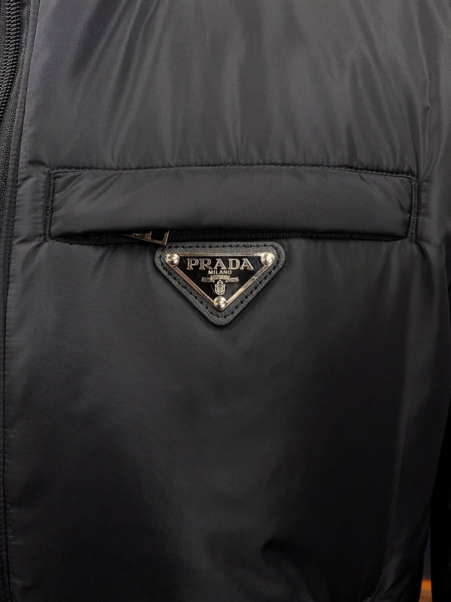 プラダ「Prada」ナイロン ダウン ジャケット