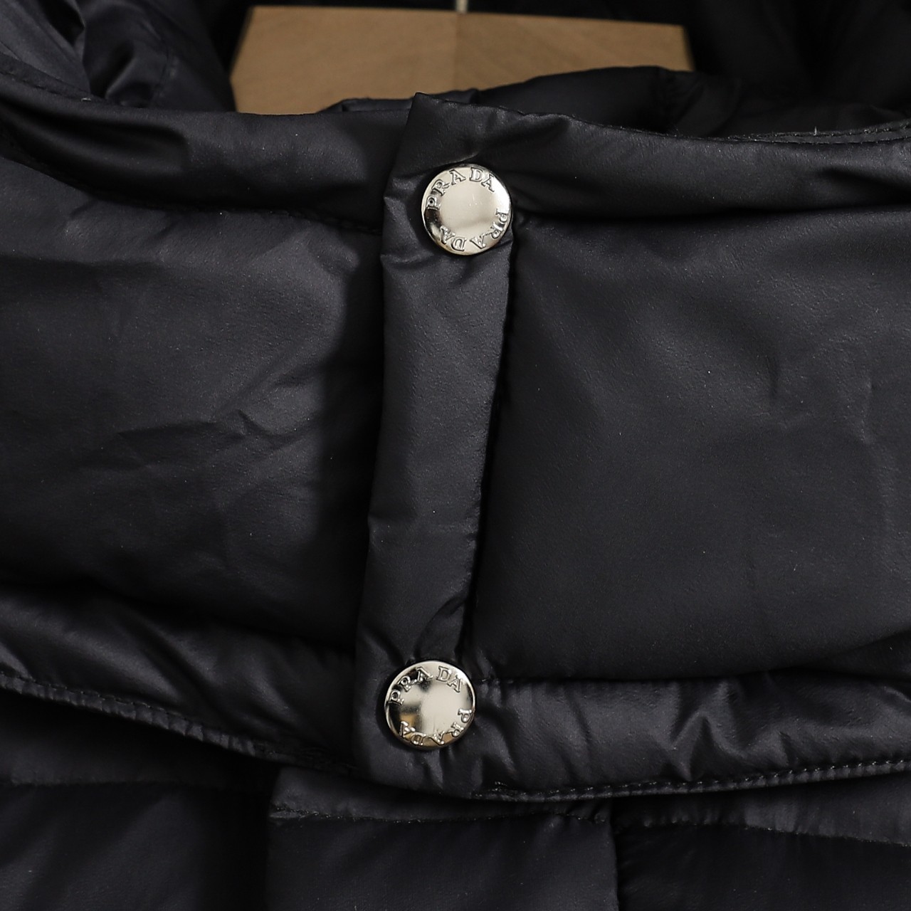 プラダ「Prada」リサイクル ナイロン ダウン ジャケット