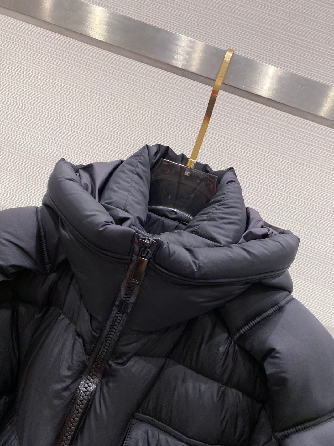 ディオール「Dior」モダン シルエット ダウンジャケット