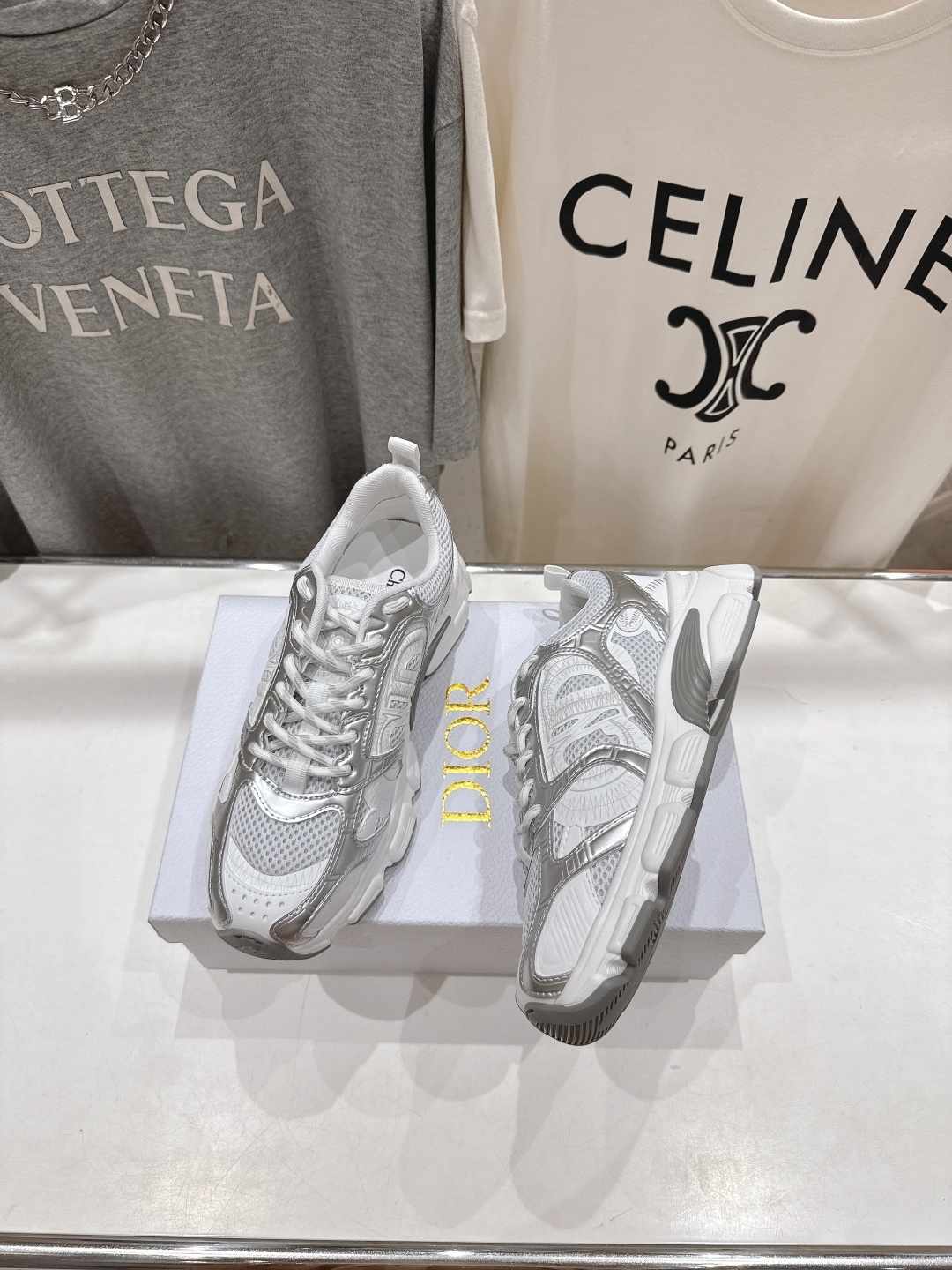 ディオール「Dior」Vibe  SS25 新作 ランウェイ アイコンスニーカー