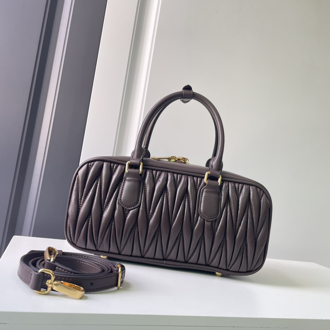 ミュウミュウ「Miu Miu」ボウリングバッグ 2025SSコレクション レザーショルダーバッグ