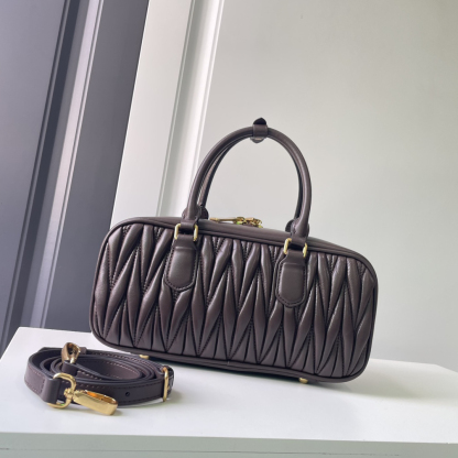 ミュウミュウ「Miu Miu」ボウリングバッグ 2025SSコレクション レザーショルダーバッグ