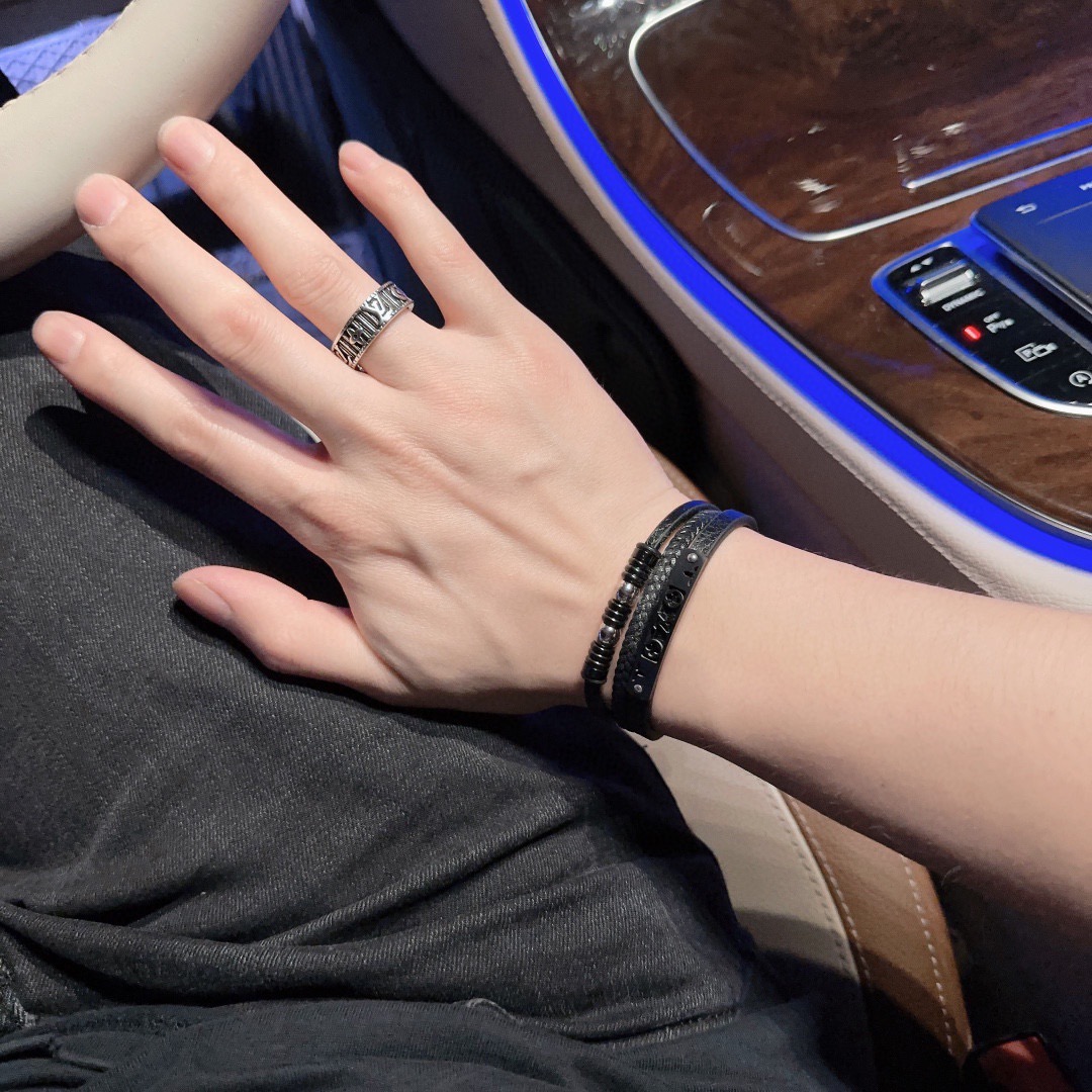 ルイ・ヴィトン「Louis Vuitton」クラシック レザーコード ブレスレット