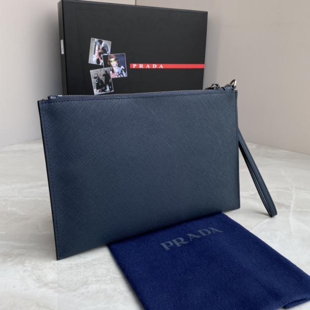 プラダ「Prada」ロゴアイテム クラッチバッグ