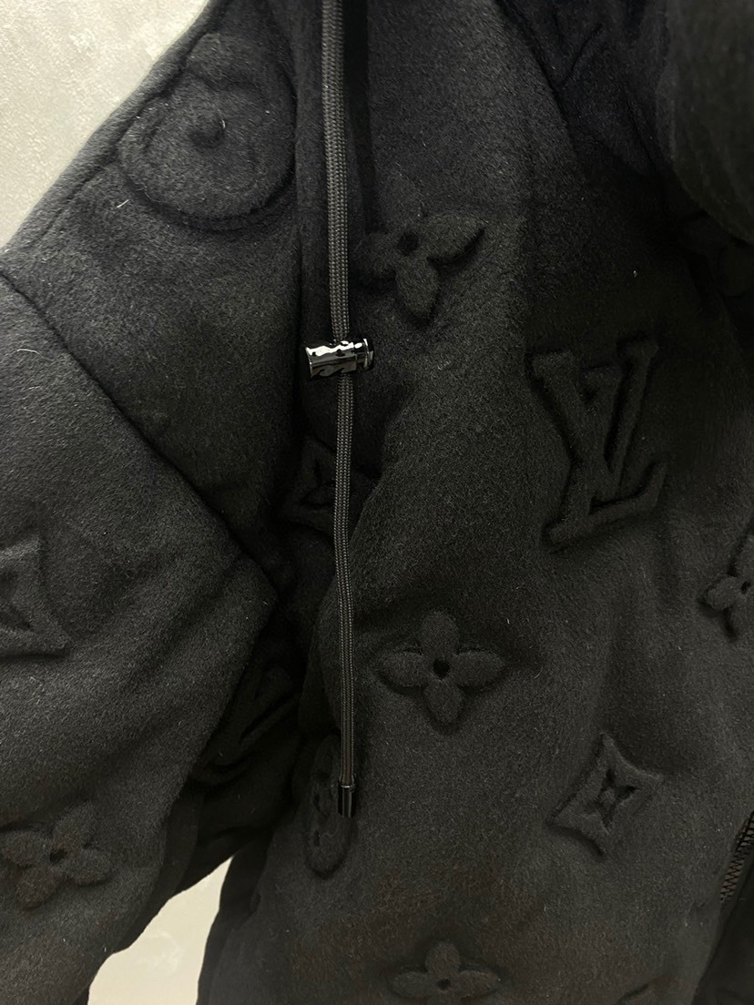 ルイ・ヴィトン「Louis Vuitton」ドゥ-マイユ エンボス加工 ダウンジャケット