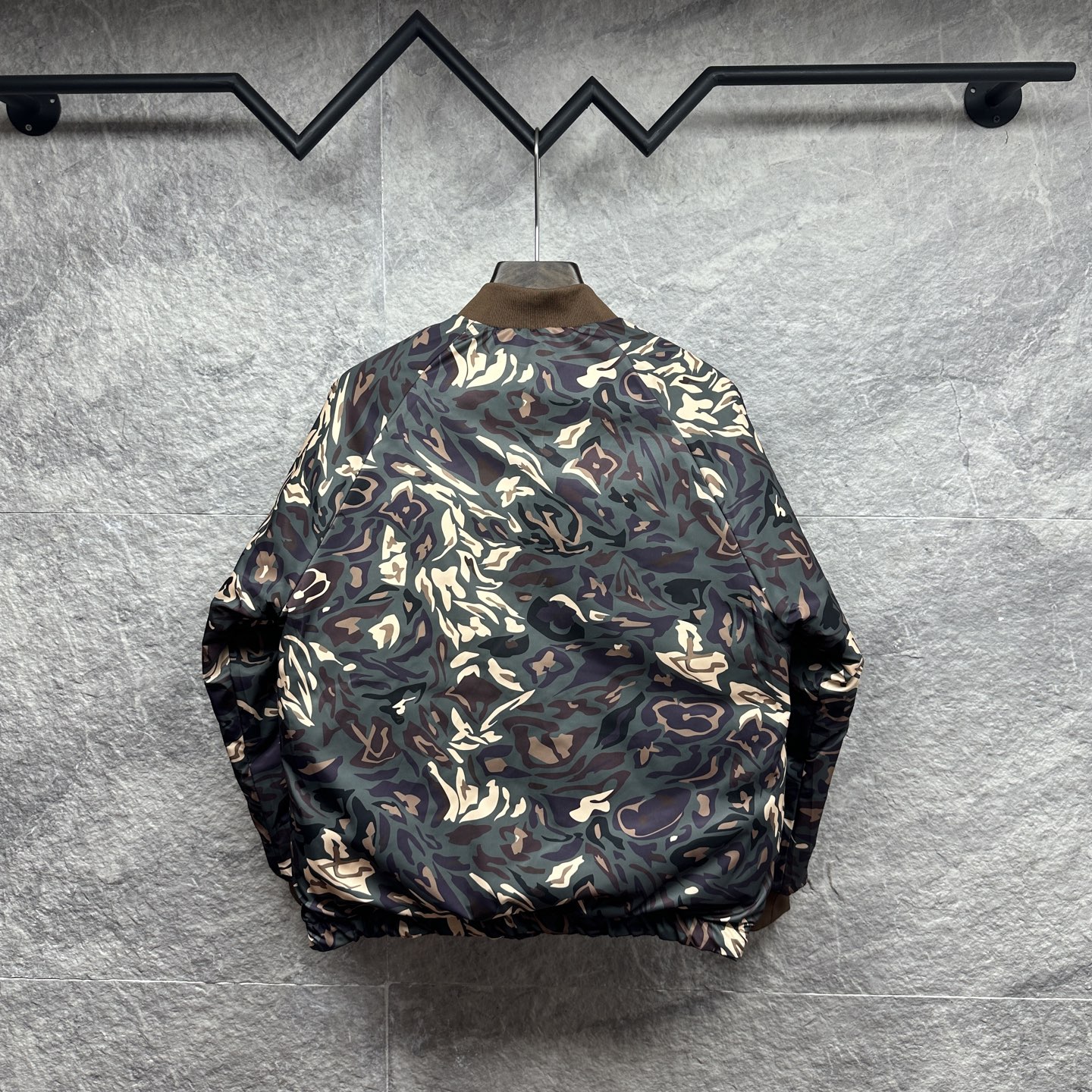 ルイ・ヴィトン「Louis Vuitton」ロゴ プリント ダウンジャケット