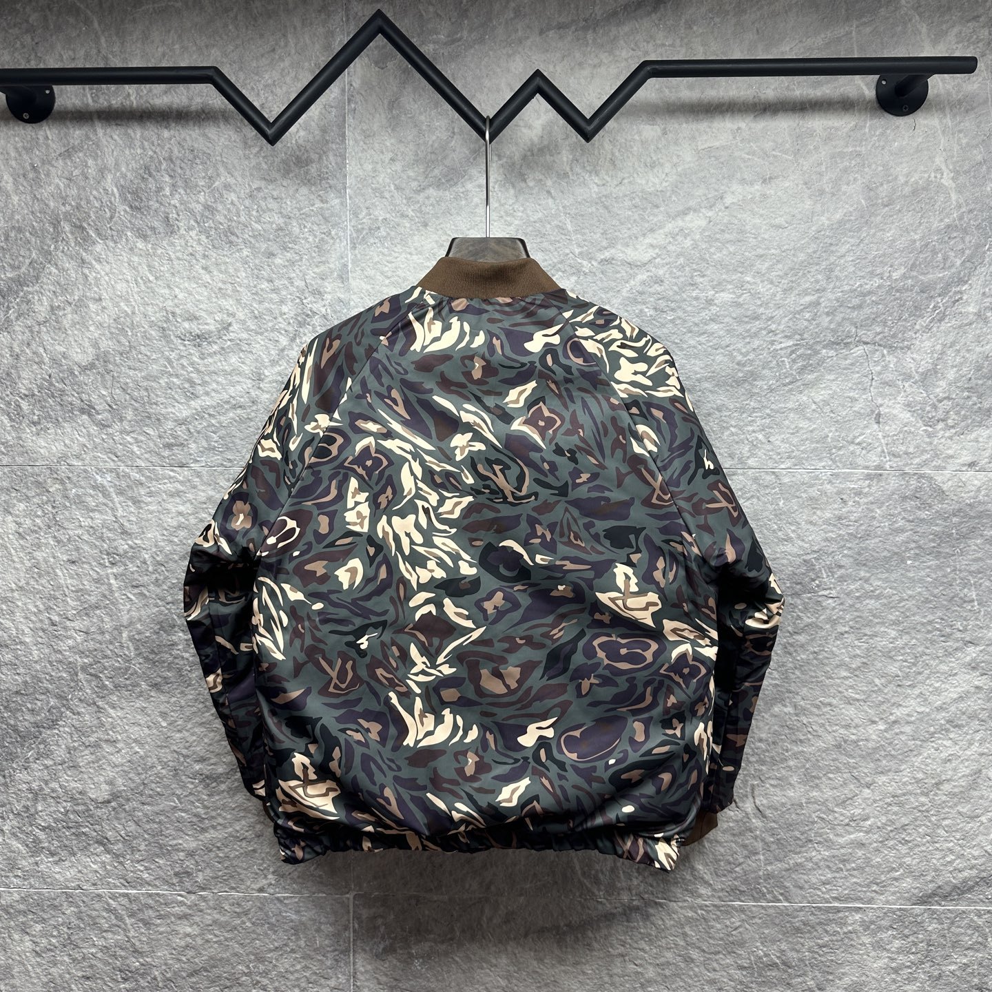 ルイ・ヴィトン「Louis Vuitton」ロゴ プリント ダウンジャケット