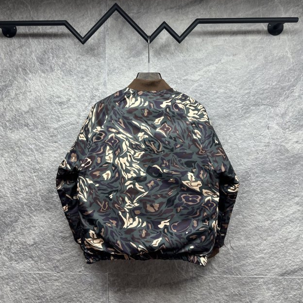 ルイ・ヴィトン「Louis Vuitton」ロゴ プリント ダウンジャケット