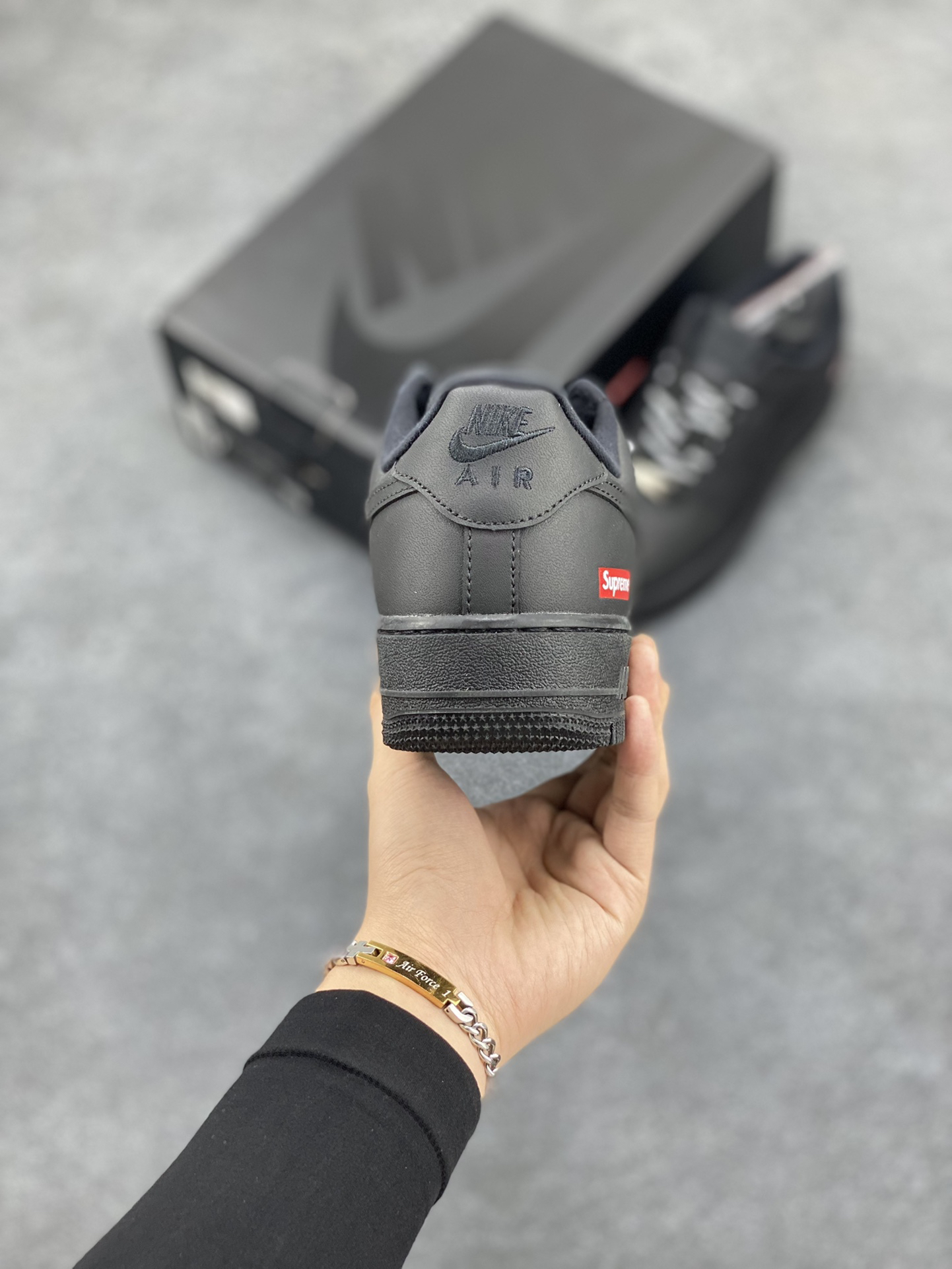 超入手困難「コラボモデル」Supreme × Nike Air Force 1 Low スニーカー