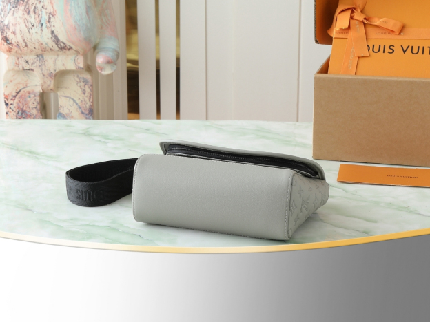 ルイ・ヴィトン「Louis Vuitton」スタイリッシュ メッセンジャーバッグ