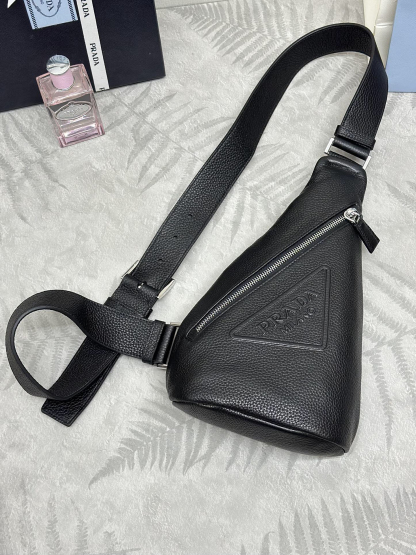 プラダ「Prada」ディアスキン チェストバッグ